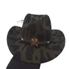 Breda randen hattar hink hattar nya cowboy hattar västerländsk stil mode imitation ull filt hatt för män och kvinnor ko mönster western cap fedora hatt y240425