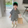 Tシャツ子供服2023新しいファッショナブルな男の子服セット春の夏の子供スポーツスタイル短袖格子縞のショーツ2ピースsetl2404