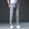 Hip -Hop -Jeans für Männer zerrissener Knöchelhosen hellblau Stretch Malerei Patchwork -Kleidung berühmte Marke 240417