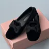 Дизайнер Miui Retro Velvet Flat Low Blate Mallow Roth Bow Ballet Shoes Single обувь 35-41