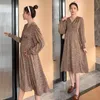 Moderskapsklänningar 2024 Spring V-Neck Maternity Chiffon Dress Long Lantern Sleeve Fashion Printing Loose Pregnant Woman Floral Dress Loose Clothes