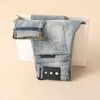 Mens jeans ontwerper 2024 lente/zomerheren midden taille enigszins elastische dunne kleine rechte been broek hoogwaardige lichtblauwe jeans voor mannen t4l6