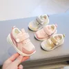 Zapatos para caminar para bebés zapatos funcionales de primavera y otoño niños y niñas suaves ondulados anti -slip para niños zapatos deportivos de malla zapatos para bebés