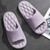 Zapatillas de diseñador zapatillas para el hogar baño sin deslizamiento masa gruesa masaje tranquilo y cómodo zapatillas elegantes elegantes