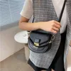 ショルダーバッグ女性のためのミニクロスボディサドル2024リベット装飾バックルPUレザーデザイナーレディースハンドバッグと財布