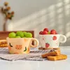 Tambuli in tazza di fragola dipinta a mano Pinch Ceramica Ceramica Coppa di sakura carina Piccolo fiore Espresso Coffee Cups Regali per bambini H240425