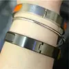 Högkvalitativa svarta armband kvinnor män mode charm lyxarmband