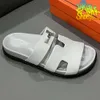 Sandalias de chipre de diseño de mujeres zapatillas de parís de alta calidad Tobogán de cuero con hebillas Sandalias de verano de verano de imitación bordada Tamaño 35-42