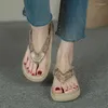 Talltor Europeiska och amerikanska stil tjocka soliga sandaler kvinnor bär nettröd fashionabla flip-flops svamp botten halva