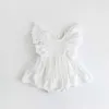 Flickas klänningar sommar baby romper för flickor lacy gaze prinsessan ärmlös söt baby jumpsuit spädbarn bodysuit baby mode 0-2 år gammal D240425