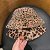 Beretti donne ragazze inverno addensano il cappello di peluche del cappello vintage leopardo stampato harajuku street da confezione da pescatore caldo