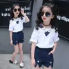 Ensembles de vêtements 2pcs Summer Girls Flower Imprimé Denim Set Baby Fashion Sans manches Top + Shorts Two Piece Childrens Q240425