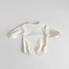 Rompers 2023 Baby Love haft bluza romper kremowy kolor nowonarodzony niemowlę dziewczynka dziewczynka romper z długim rękawem kombinezon dziecięcy ubranie D240425