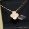 2024 Classiche collane da trifoglio a quattro foglie Classiche PENDANTS Lucky Grack Red Agate White Fritillaria Collana per donne 18k Gold placcata piccola e lussuosa catena di ossa di rosa di rosa