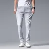 Mäns jeans designer jeans för mens vår/sommar ljus grå smal passform high-end casual byxor för män 4q3f