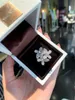 Anillos de la banda Nuevo joyería Flower White Zircon Ring Femenina 925 Sello Exquisito Tres Sun Birthday Fiest Gift H240425