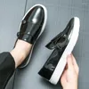 Chaussures habillées 2024 Muisseurs pour hommes Slip-on Slip-On Le cuir brillant à double boucle à double boucle noire Périte de fête