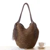 Bolsos de hombro Fashion Straw Women Simple Weaving Tassel Bucket Handbag de gran capacidad para mujeres Playa Femenina casual