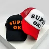 Ball Caps Nowe mężczyźni Kobiety Wzorka Truskawkowa litera pół siatki czapki Słońce Oddychane czapki baseballowe Wszechstronna moda Hip Hop Street Ins J240425