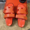35-44 Terlik Chypre Sandal Tasarımcı Sliders Flip Flips Plaj Konforu için Düz Sandalet Buzağı Deri Deri Doğal Süet Keçin Kahverengi ve Siyah Kadınlar ve Erkekler