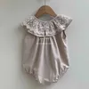 Rompers Soft Breattable Cotton Linen Toddler kläder Korean Summer Little Baby Girls Lace Romper and Dress Ins Fashion Family Outfits H240425