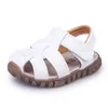 Slipper 2020 Kids Beach Sandals för pojkar Nya sommar Baby Boy Shoes Soft Leather Bottom Non-Slip Stängd tå Safty Shoes Children Sandalsl2404