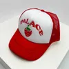 Ball Caps Nowe mężczyźni Kobiety Wzorka Truskawkowa litera pół siatki czapki Słońce Oddychane czapki baseballowe Wszechstronna moda Hip Hop Street Ins J240425