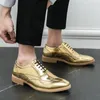 Scarpe casual maschile oro formale in pelle oxford italia 2024 abito da matrimonio festa allacciata di brogue uomini d'affari