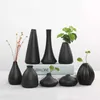 Vases Black Ceramic Small Vase Home Decoration Crafts Ornement Ornement Simplicité Planteur Fleur Vase pour le salon Décor de jardin