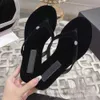 Slide Miui Chenel Sandaler Chlooe Liten Wind Clamping Toe Slippers för kvinnor som bär utomstående Summer Water Diamond Velvet vShapeds Lippersf ithf latb ottoms lippe