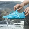 Sapatos aquáticos Ultralight Aqua de verão Sapatos de água sem deslizamento Mulheres respiráveis descalças Sneaker nada
