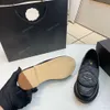 mocasines de marca para mujeres Diseñador de moda de cuero damante damante zapatos de vestimenta de altura de alta calidad hebilla de metal plana