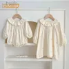 Rompers Autumn Kids Baby Girls Long Sleeve Sisters Dress Spädbarn Söta barn Baby Girls Flower Brodery Princess Clothes Rompers D240425