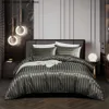 Ensemble de literie en satin de luxe Couvrette de couette avec taie d'oreiller style européen Double King Size Couvertures de lit confortable linge de lit sans feuille 240424