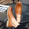 Casual skor mode spetsig tå klänning slip på män loafers patent läder för formell fest mariage bröllopsklubbsko