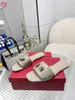 Lyxdesigner Signatur Kvinnor Vlogo Calf Hair Slide Sandal Tan Gold Flat Heel Patent Cutout Sandals Shoes Slides With Box