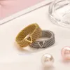 Designer -Marke -Ringe lieben 18 Karat Gold gepackt Edelstahl Buchstaben Band Ring Männer und Frauen Fein Schnitzfinger Ring Schmuck für Liebhaber Paar Ringe Geschenk 2c