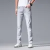Mäns jeans designer jeans för mens vår/sommar ljus grå smal passform high-end casual byxor för män 4q3f