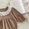 Rompers babykläder spädbarn flickor bodysuits våffla en bit spets krage kläder och pannband h240425