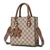 حقيبة الكتف النسائية بالجملة حلوة حلقة زهرة طازجة صغيرة الأزياء حقيبة يدوية هذا العام Blaid Retro Tote Bag Bag Bag 770#