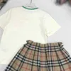 Markenprinzessin Kleid Kids Tracksuits Babykleidung Größe 100-150 cm bestickter Logo-T-Shirt und kariertes Design kurzer Rock 24APRIL