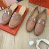 Designer Mules tofflor läder sandaler platt botten loafers casual skor kedja sko kvinnor loafers halva drag metall cowhide tofflare