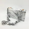 Bolsas noturnas atacado- Yens 2024 Caixa de embreagem de acrílico Mulheres bolsa de casamento de mármore branco impressão com cadeia de grampo de bola transparente