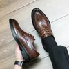 Scarpe casual primaverili e autunno vesti vestiti in pelle brevetto brogue per ufficio di festa di nozze formale maschile Oxfords Business