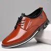 Chaussures décontractées 2024 hommes en cuir lisse à la mode ponctuelle talons plats urbains