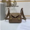 Дизайнерская сумка Ldy L Layer Cowhide Head Bag Sag 2024 Новая сумка Lindi Mini Pillow Bag Togo Lychee Grain Cowhide Bag Одинокое плечо поперечное тело