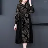 Повседневные платья 2024 Большой размер 4xl Черные винтажные бархатные платья Женщины ретро стекаются свободные сплайсированные сплайсированные и зимние Z2733