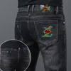 Mäns jeans designer trendig höst och vinter denim jeans för män med smala passform elastiska små fötter medium hög midja avslappnad långa byxor 9v49