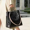 2024 Designers New Large Capacity OL Womens Commuter Bag Solid Color Embossed Single Shoulder Crossbody Bag 301K