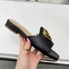 Women's Beach Flat Bottomed tofflor Slides Mules äkta läderhårdvara Buckle Square Toe Sandaler Luxur Designer Flats 35-44 med låda